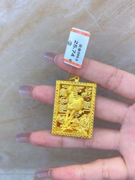 生肖属相吊坠生肖马（生肖马吊坠寓意与选购避坑指南）