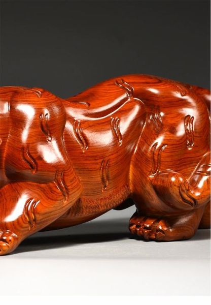 老虎生肖属相摆件（老虎生肖属相摆件放客厅哪最旺）