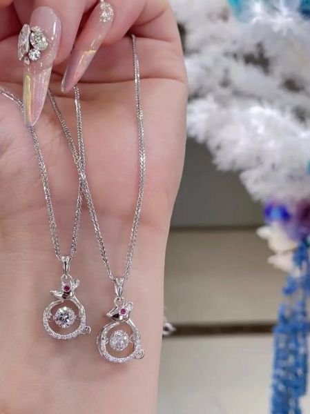 银吊坠生肖属相（银吊坠生肖属相到底怎么选？）