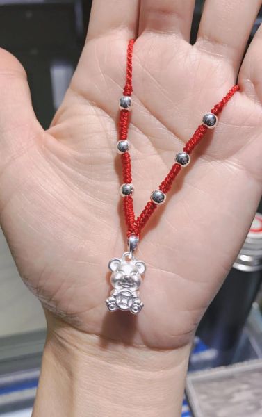 银吊坠生肖属相（银吊坠生肖属相到底怎么选？）