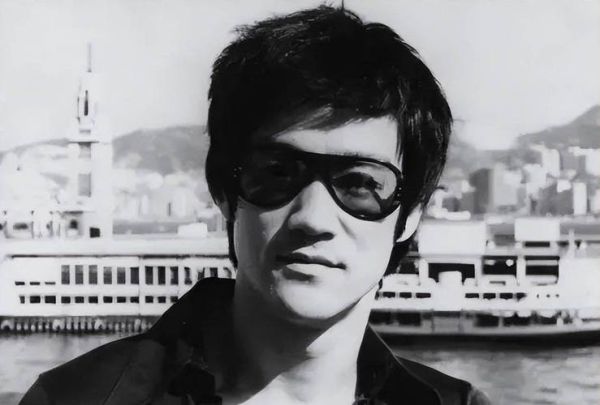 李小龙的生肖属相（生肖属龙的李小龙为何能“腾云驾雾”）