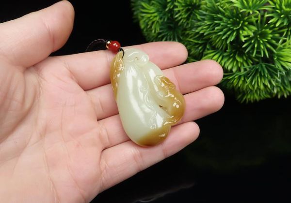 玉佩属相十二生肖老鼠（玉佩属相十二生肖老鼠适合戴吗）