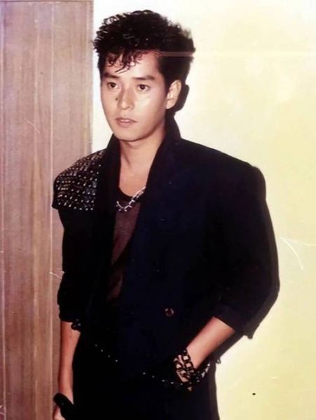 谭咏麟自述生肖属相（谭咏麟生肖属相揭秘🔍）