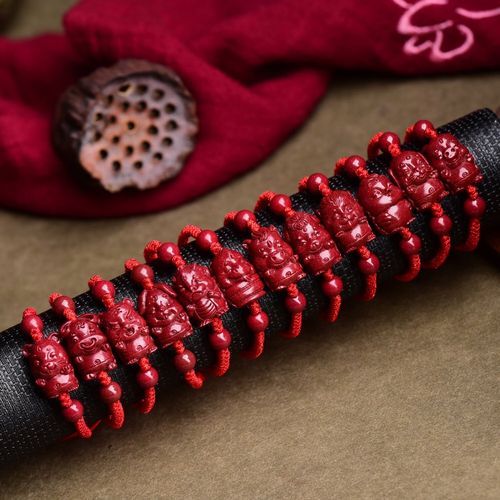 红绳手链生肖属相（本命年红绳戴哪个生肖属相最好 ）