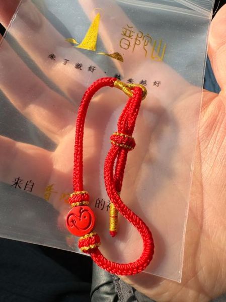 红绳手链生肖属相（本命年红绳戴哪个生肖属相最好 ）