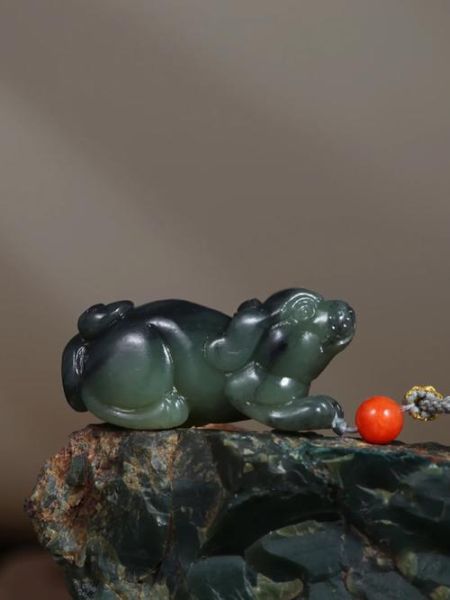 生肖属相狗佩戴（属狗戴什么玉最招财避祸）