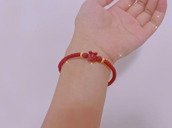 生肖属相红手绳（女生戴的红手绳生肖红绳怎么选）