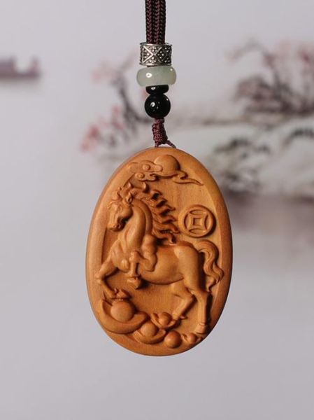 属相马生肖吊坠(生肖马吊坠什么材质最旺)