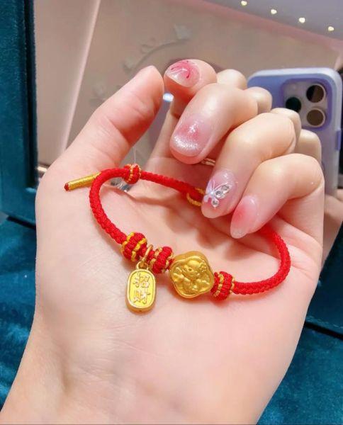 属相手链 生肖蛇怎么戴（生肖蛇手链怎么戴才招财）