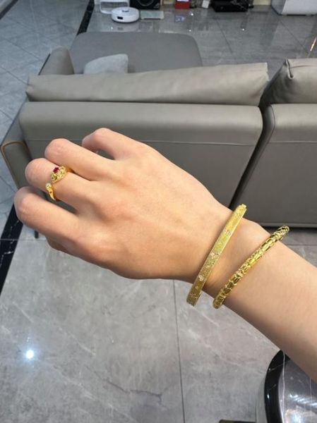 生肖属相手镯图片真实（生肖属相手镯图片真实靠谱吗）