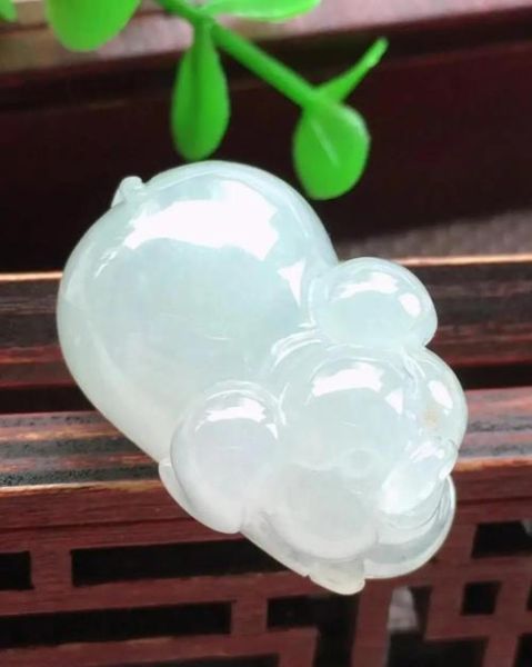 翡翠生肖属相(翡翠生肖属相吊坠佩戴寓意详解)