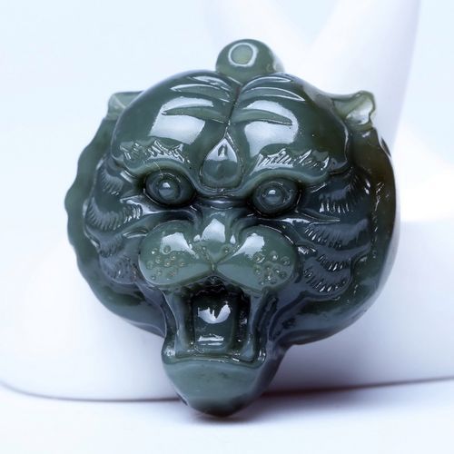 青玉生肖属相挂件（青玉生肖属相挂件怎么选👀）