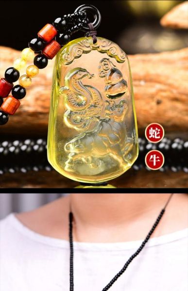 生肖属相吊坠黄牌（生肖属相吊坠黄牌怎么选才吉利）