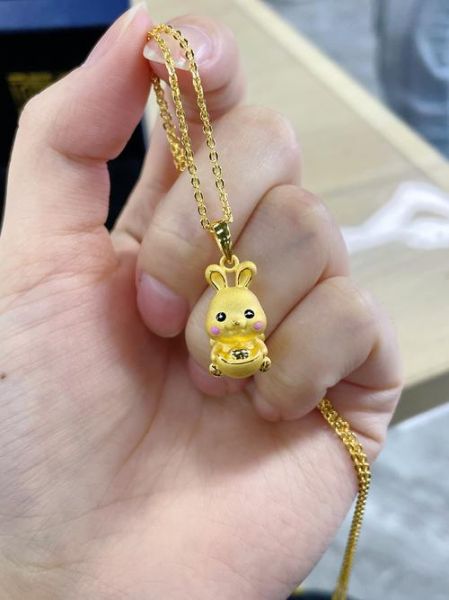 生肖属相黄金挂饰（生肖属相黄金挂饰怎么选才显手白）