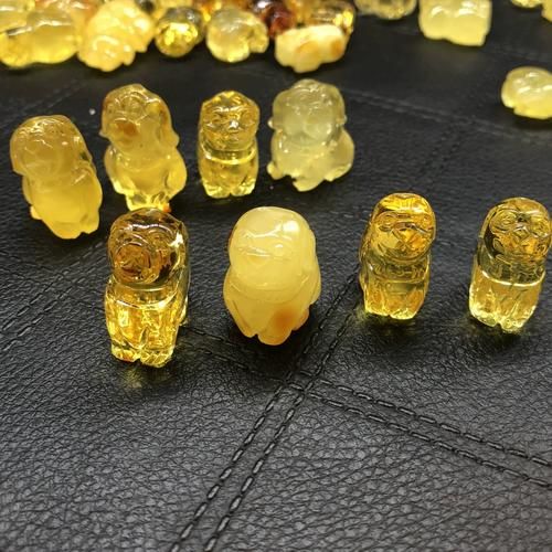 蜜蜡生肖属相挂件（蜜蜡生肖属相挂件怎么挑？生肖小白秒懂）