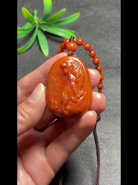 红玛瑙生肖属相吊坠（红玛瑙生肖吊坠戴哪个属相好？）
