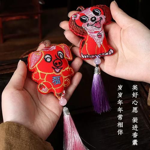 生肖属相荷包(本命年荷包怎么选最合适)
