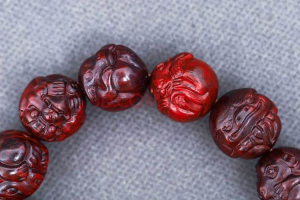 生肖属相紫檀（生肖紫檀手串寓意与搭配指南）